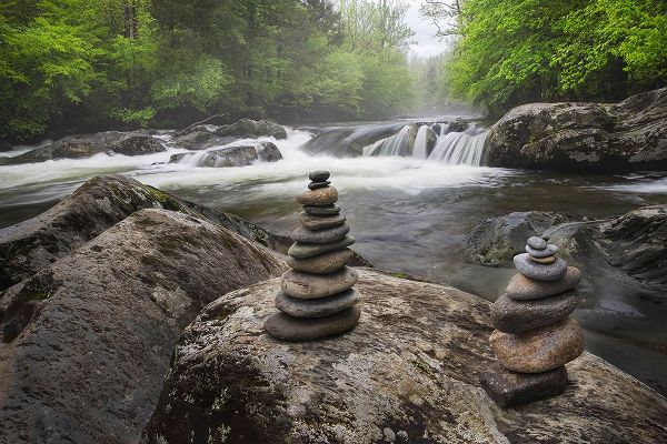 Jones, Adam 아티스트의 Cascading mountain stream and rock cairns-Great Smoky Mountains National Park작품입니다.